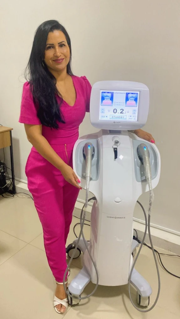 Dra. Carina Rita com equipamento de estética avançada